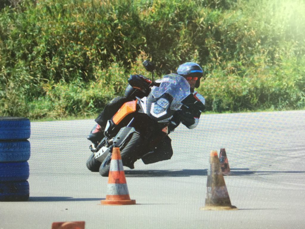 Motorradfahrer in der Kurve