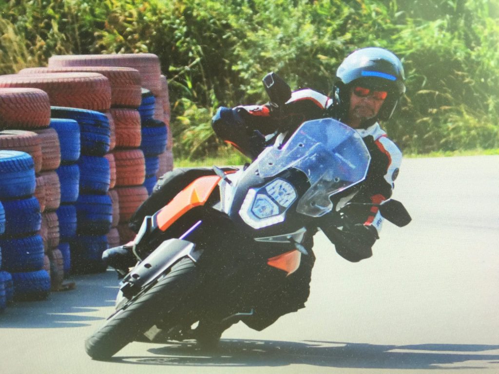Motorradfahrer in schneller Kurve