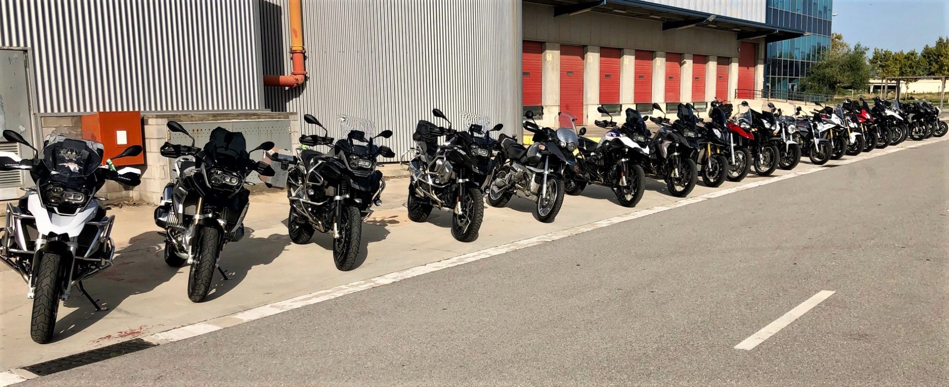 Reihe von Motorrädern auf Parkplatz