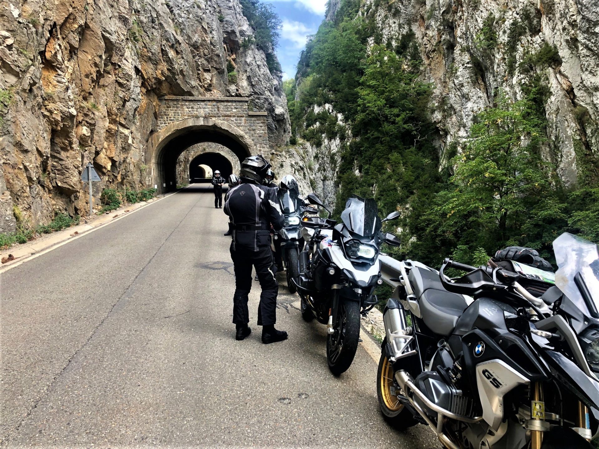 Motorradfahrer an Tunnelstraße