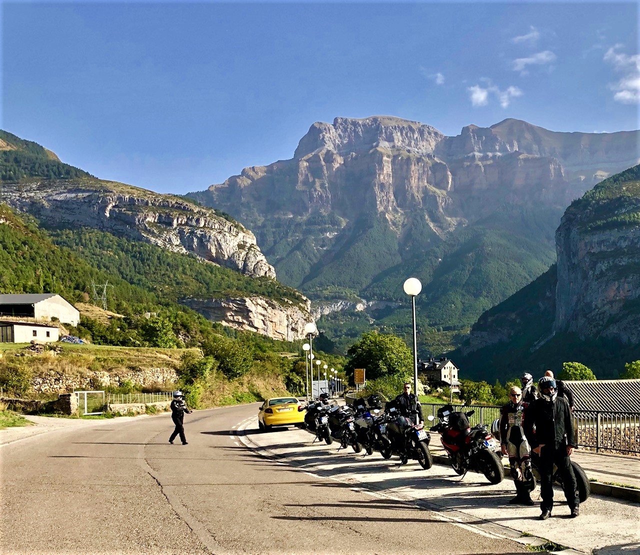 Motorradfahrer vor Berglandschaft