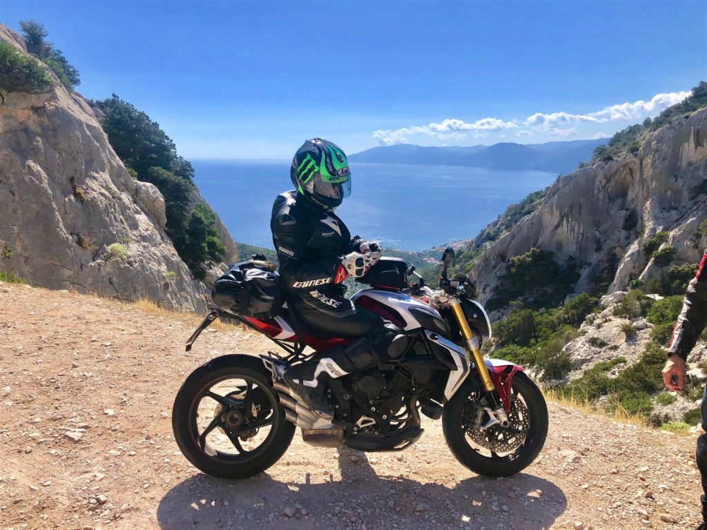 Motorradfahrer mit Bergblick