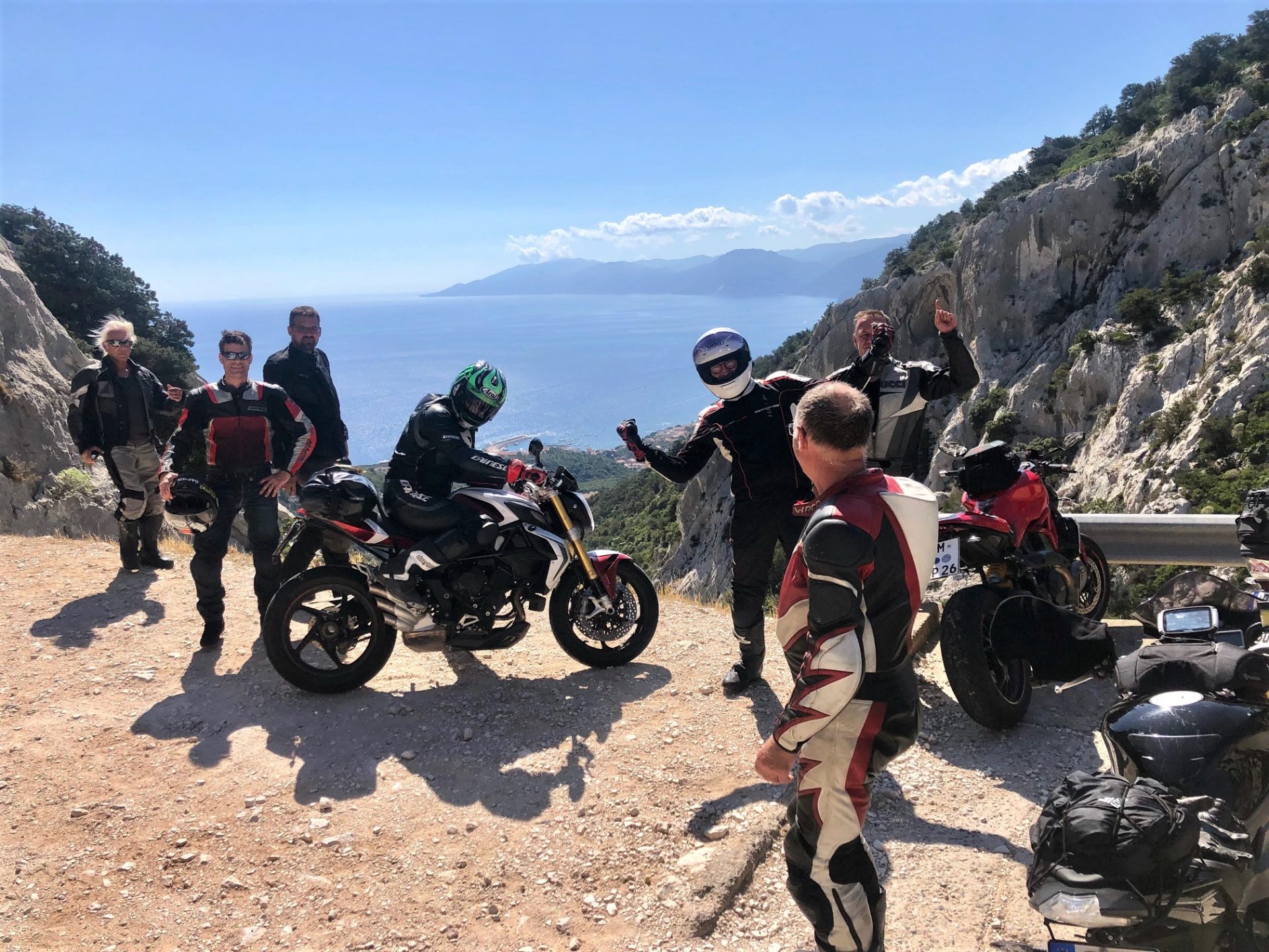 Motorradfahrer am Küstenblick