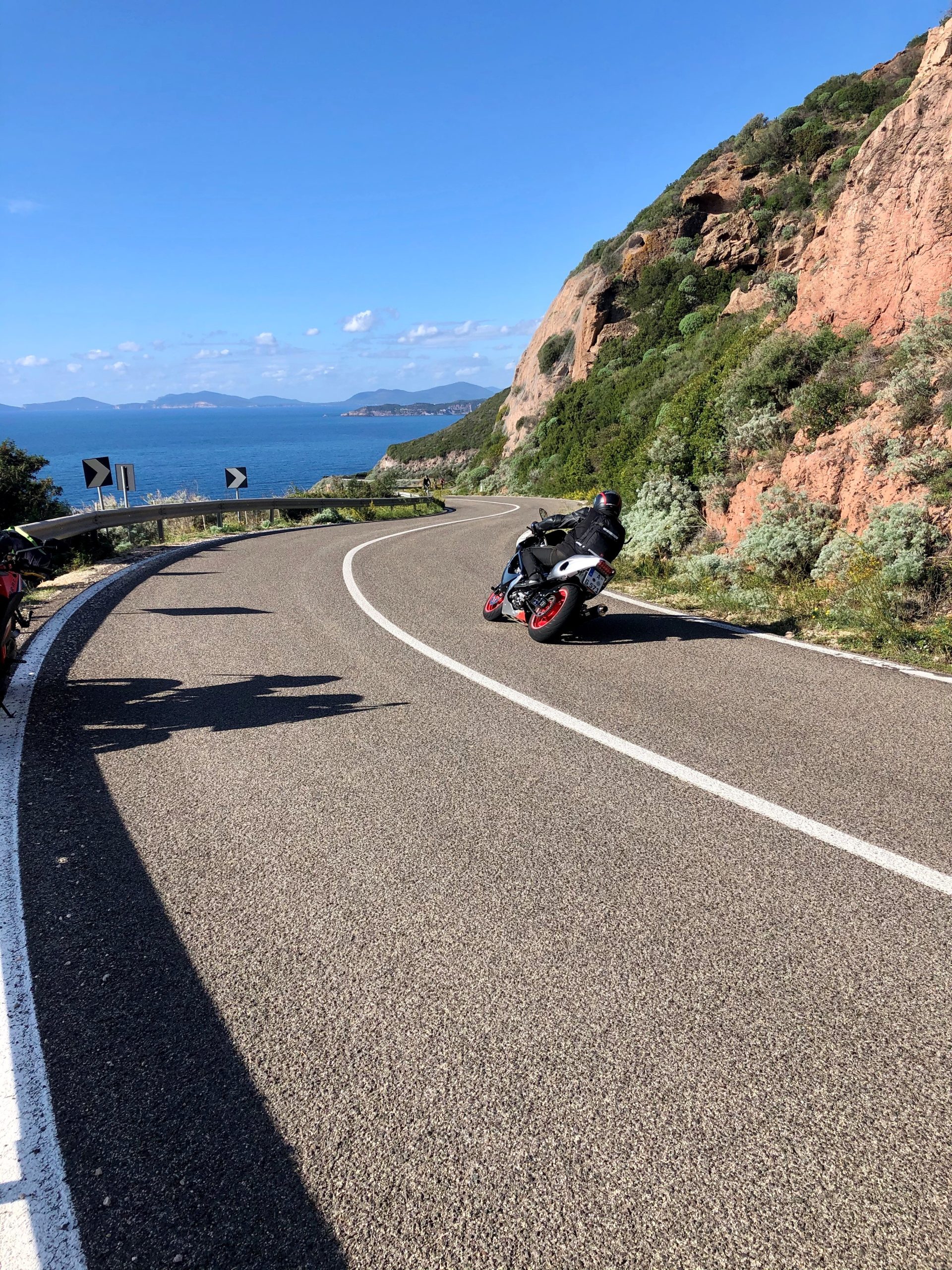 Kurvenreiche Straße am Meer